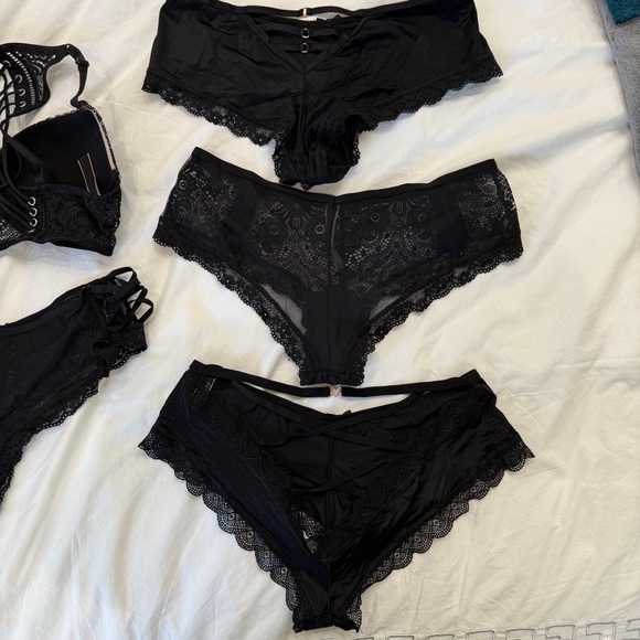 VS Elegant Black Lace Lingerie Set - Picture 7 of 12